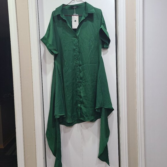Dresses & Skirts - 💥3/$30💥 NWT Green Button down satin dress, short sleeve tie waist